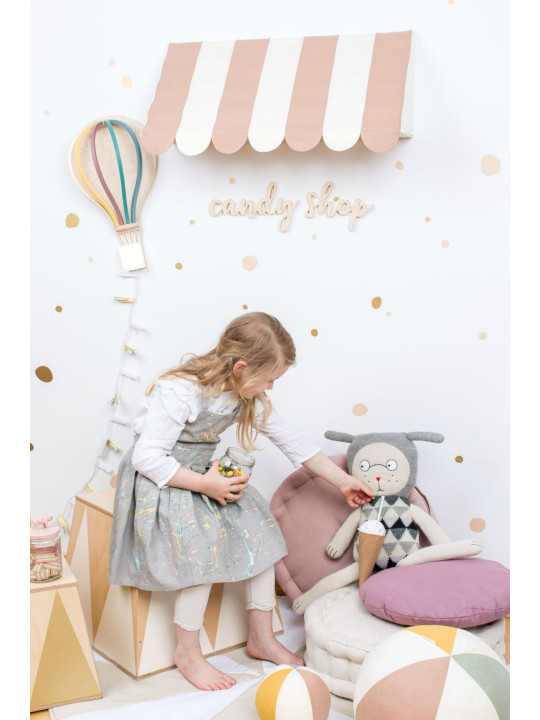 Decorative pastry curtain for children's bedroom to hang on the wall in dusty rose and cream