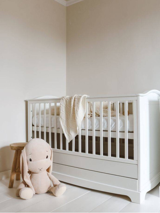Culla per bambini 70x140 Divanetto in legno bianco con spondina anticaduta collezione Royal by BellAmy
