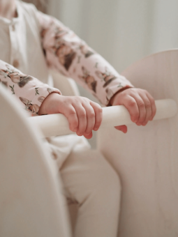 Dondolo in legno naturale montessoriano per bambini utilizzabile anche come scrivania - Nuppu by Fitwood