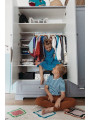 Armadio a 3 ante per la cameretta dei bambini in legno grigio neutro dallo stile classico collezione Ines by BellAmy