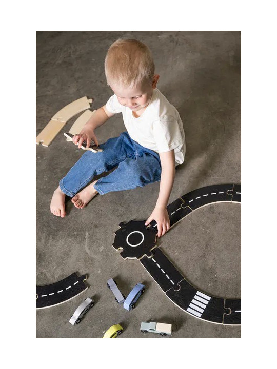 Wooden garage for children with 5 toy cars by Jabadabado
