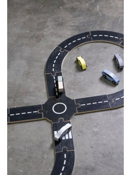 Circuito stradale con 5 auto in legno by Jabadabado