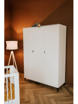 Armadio 3 ante Mia in legno bianco e gambe nere - Little Sky