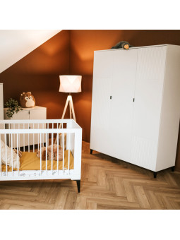 Armadio 3 ante Mia in legno bianco e gambe nere - Little Sky
